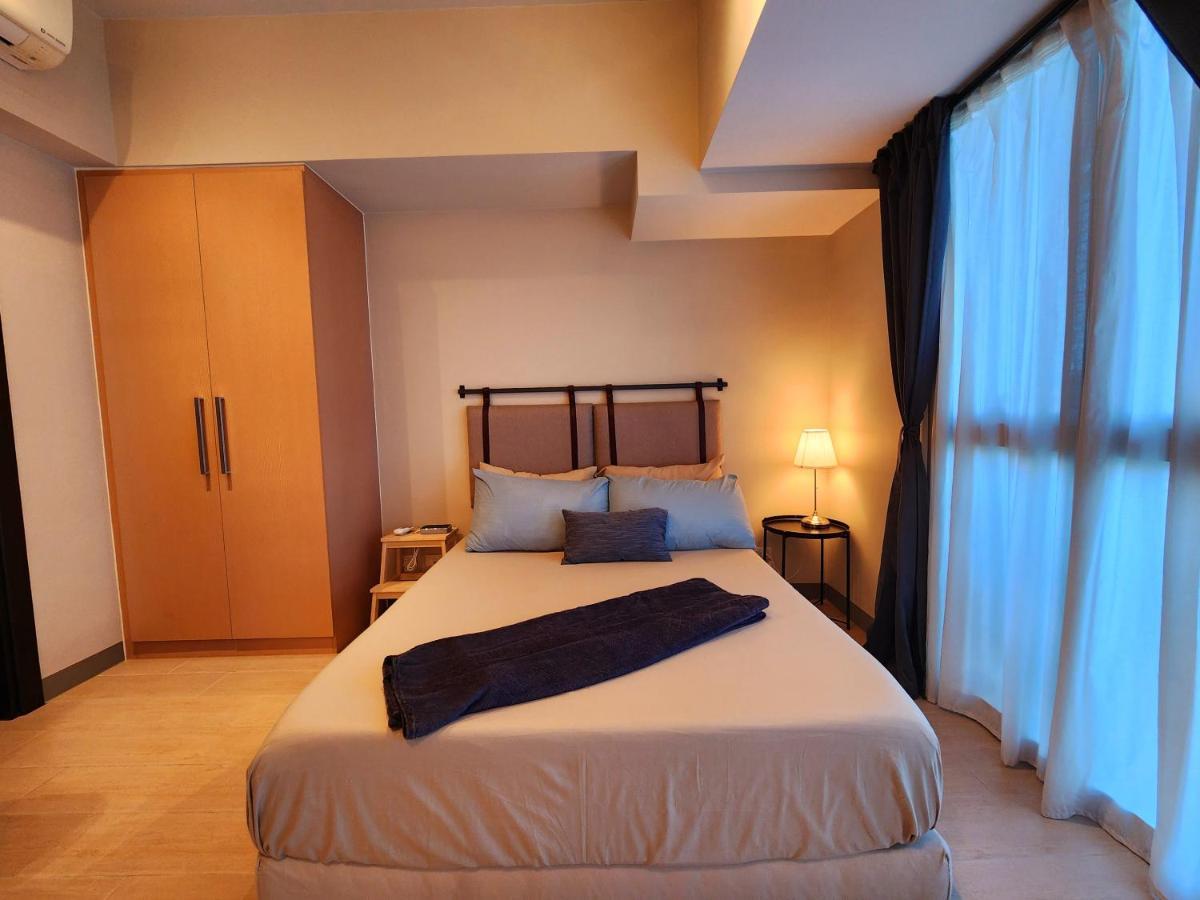 Spacious 7U Homey Unit Steps Away From Uptown Mall And Mitsukoshi Mall Free Parking With Washer Manila Bagian luar foto