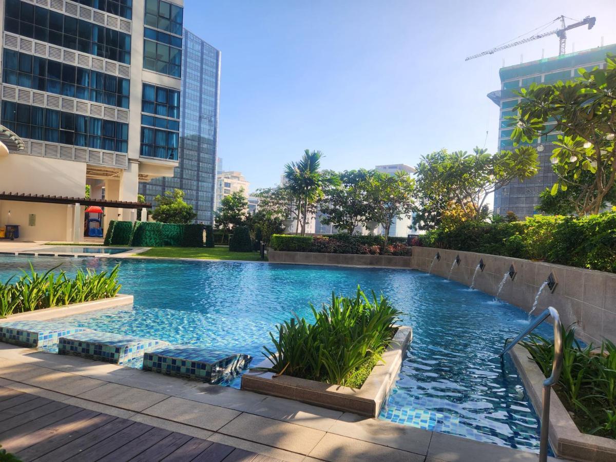 Spacious 7U Homey Unit Steps Away From Uptown Mall And Mitsukoshi Mall Free Parking With Washer Manila Bagian luar foto