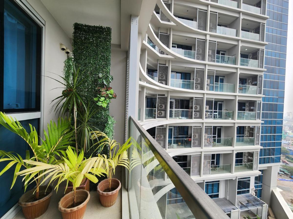 Spacious 7U Homey Unit Steps Away From Uptown Mall And Mitsukoshi Mall Free Parking With Washer Manila Bagian luar foto