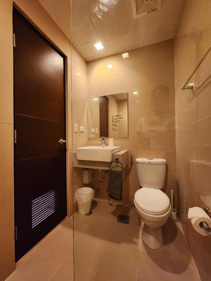 Spacious 7U Homey Unit Steps Away From Uptown Mall And Mitsukoshi Mall Free Parking With Washer Manila Bagian luar foto