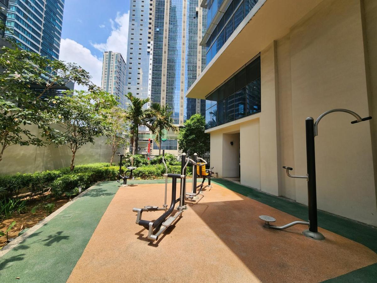 Spacious 7U Homey Unit Steps Away From Uptown Mall And Mitsukoshi Mall Free Parking With Washer Manila Bagian luar foto