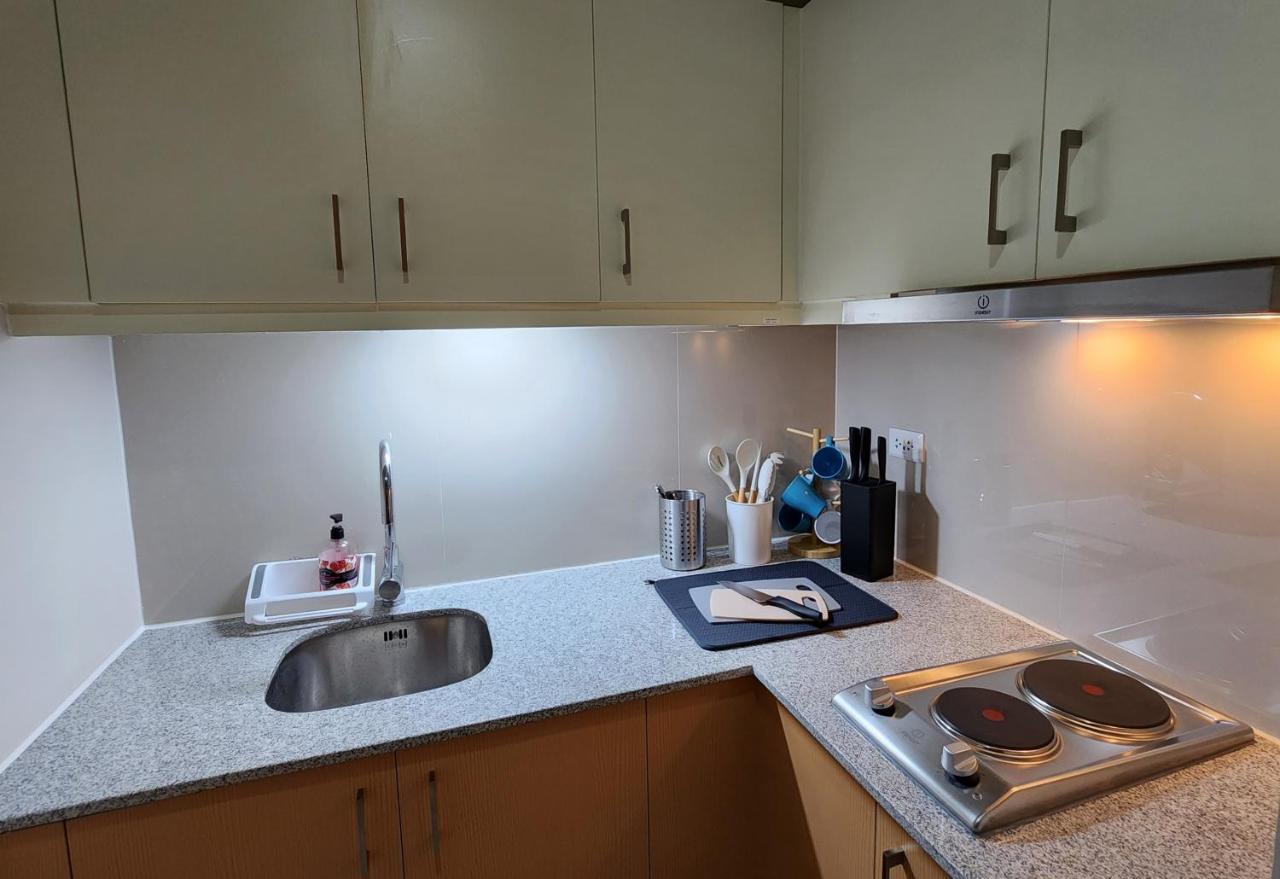 Spacious 7U Homey Unit Steps Away From Uptown Mall And Mitsukoshi Mall Free Parking With Washer Manila Bagian luar foto