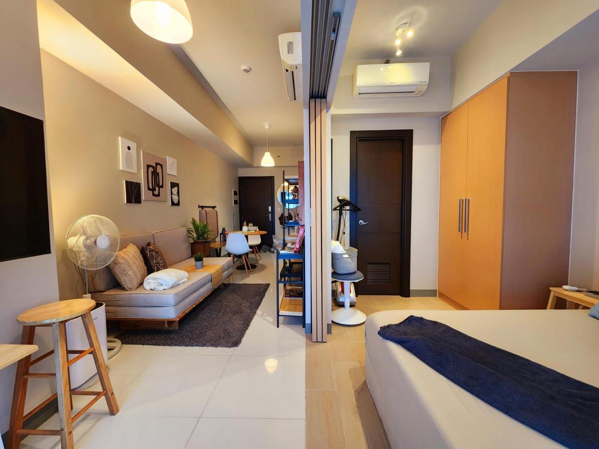 Spacious 7U Homey Unit Steps Away From Uptown Mall And Mitsukoshi Mall Free Parking With Washer Manila Bagian luar foto