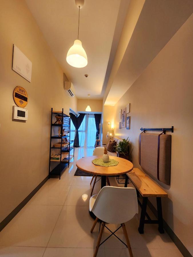 Spacious 7U Homey Unit Steps Away From Uptown Mall And Mitsukoshi Mall Free Parking With Washer Manila Bagian luar foto