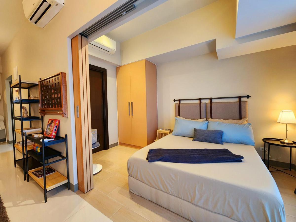 Spacious 7U Homey Unit Steps Away From Uptown Mall And Mitsukoshi Mall Free Parking With Washer Manila Bagian luar foto