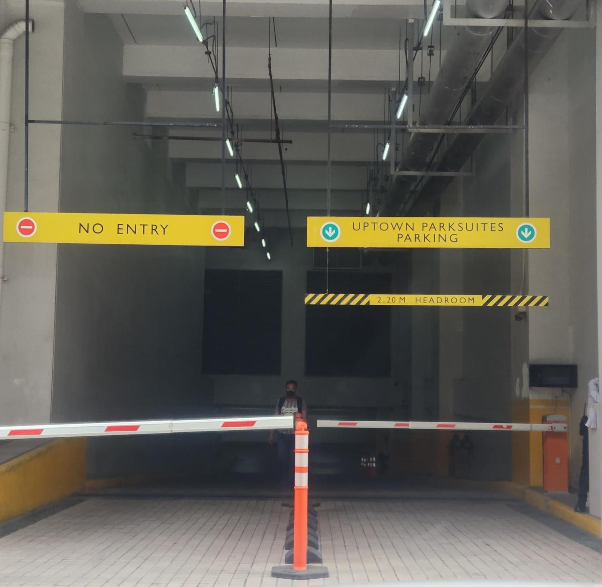 Spacious 7U Homey Unit Steps Away From Uptown Mall And Mitsukoshi Mall Free Parking With Washer Manila Bagian luar foto