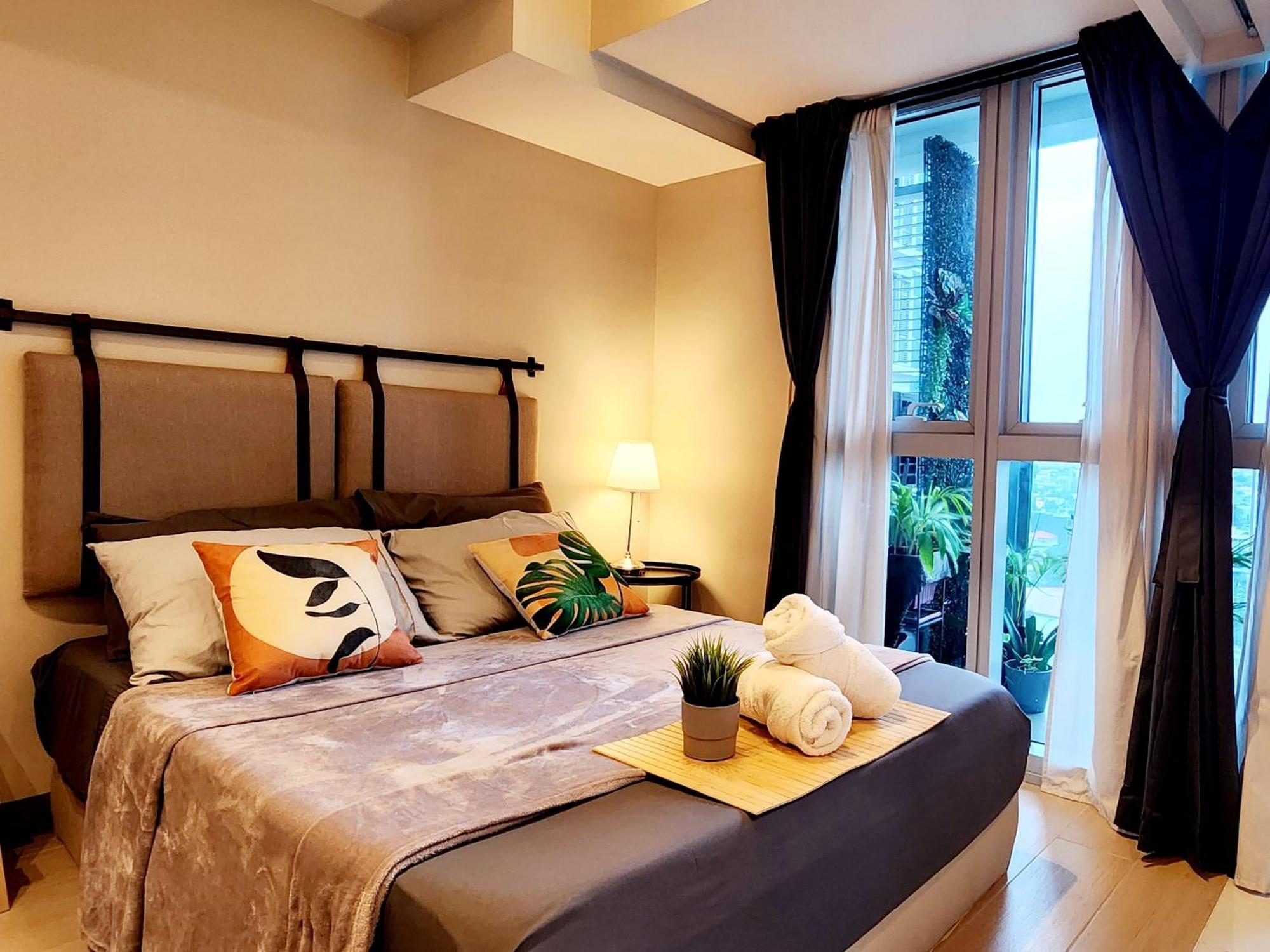 Spacious 7U Homey Unit Steps Away From Uptown Mall And Mitsukoshi Mall Free Parking With Washer Manila Bagian luar foto