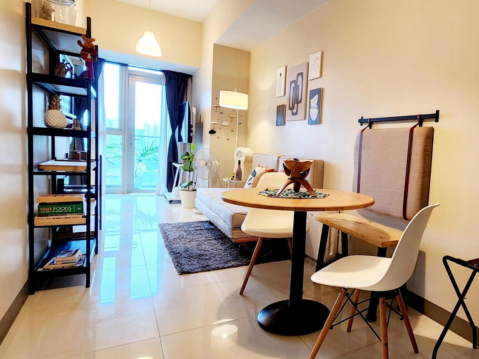 Spacious 7U Homey Unit Steps Away From Uptown Mall And Mitsukoshi Mall Free Parking With Washer Manila Bagian luar foto