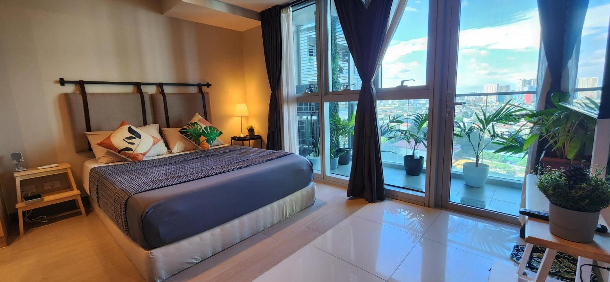 Spacious 7U Homey Unit Steps Away From Uptown Mall And Mitsukoshi Mall Free Parking With Washer Manila Bagian luar foto